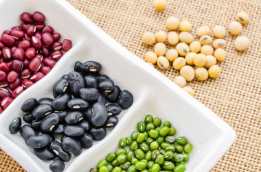 Beyaz kasede çok renkli fasulye .