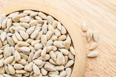 Ayçiçeği tohumları çanak üzerinde.