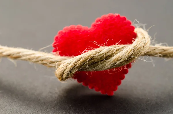 Coração vermelho com uma corda de pacote . — Fotografia de Stock