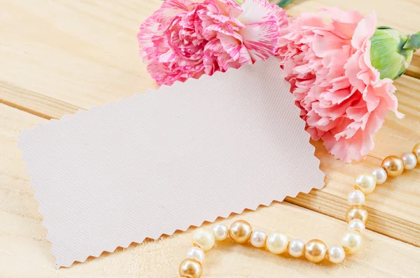 Tarjeta de felicitación blanca en blanco con flor de clavel rosa . —  Fotos de Stock