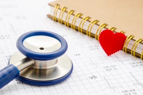 Medisinsk stetoskop og rødt hjerte som ligger med dagbok . – stockfoto