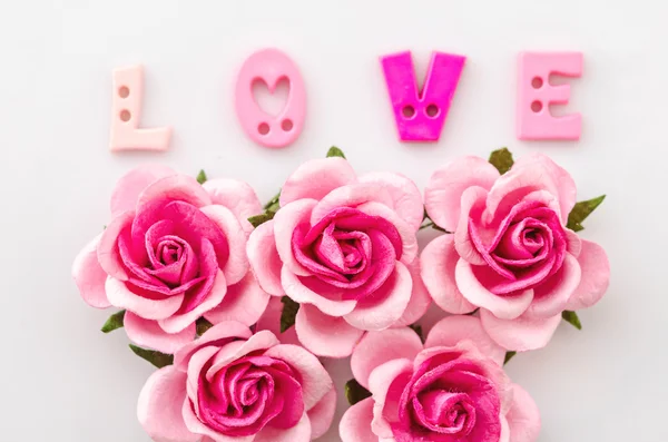 Krásné růžové růže s láskou. — Stock fotografie