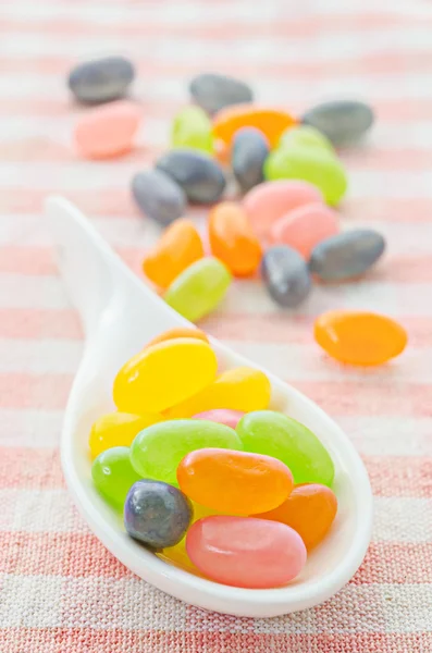 Bonbons colorés dans une cuillère blanche . — Photo