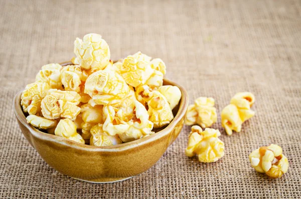 Fresh popcorn in bowl. — Stock Photo, Image