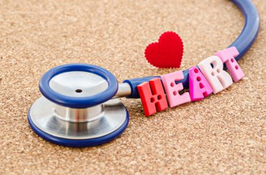 Stetoskop ve word kalp kırmızı kalp ile.