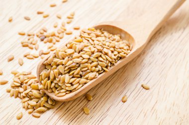 Keten tohumu ya da tahta kaşık keten tohumu yakın.