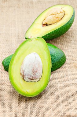 Çuval üzerinde taze avokado.