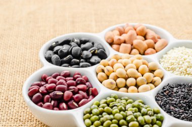fasulye, baklagiller, bezelye, mercimek seramik kase koleksiyonu ayarla.