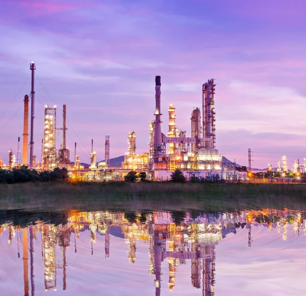 Refinería de petróleo al amanecer . — Foto de Stock