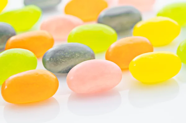 Цветные конфеты на белом . — стоковое фото