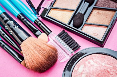 çeşitli makyaj ürünleri.