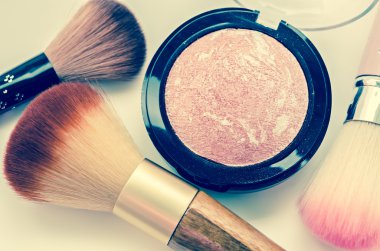 Bir sürü kozmetik, makyaj fırça ayarla.