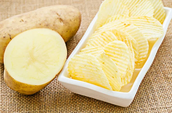 Potato Chips in white cup and fresh potato. — Stock Photo, Image