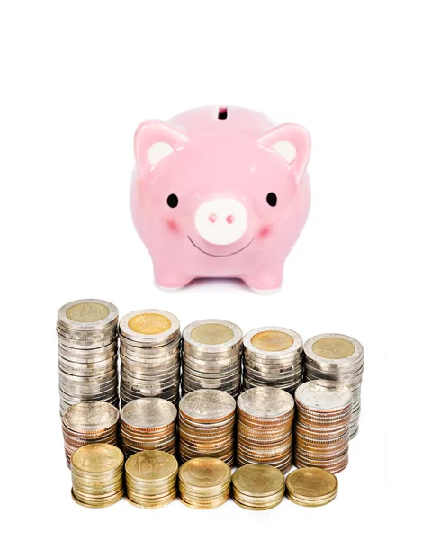 Pengar mynt tower och rosa piggybank. — Stockfoto