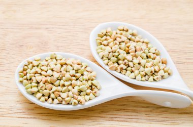 karabuğday kabuğu çıkarılmış tane kaşık içinde.