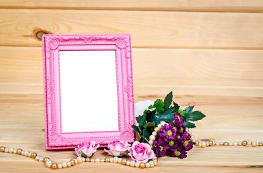 Boş pembe vintage fotoğraf çerçeve çiçek.