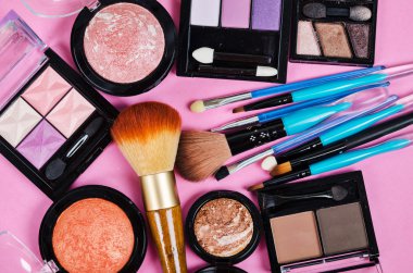 Dekoratif kozmetik kümesi.