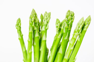 beyaz üzerine taze yeşil kuşkonmaz