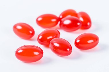 Beyaz zemin üzerinde izole edilmiş Koenzim Q10 vitamini. Yaşlanmayı önlemek için. İlaçlar ve ilaçlar.