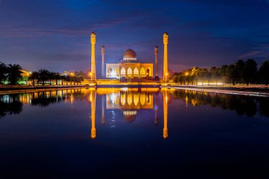 Central Camii, Songkhla Bölgesi, Tayland 'ın güneyindeki güzel günbatımı manzarası.