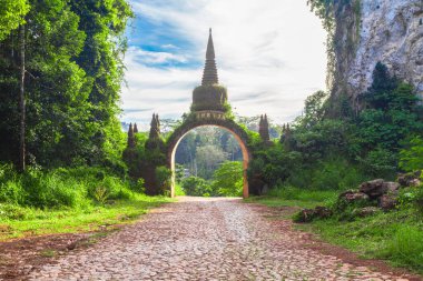 Thailand, Surat Thani 'deki Khao Na Nai Luang Dharma Parkı' nın tapınak kapısı. Görünmeyen Tayland seyahat noktası.