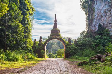 Thailand, Surat Thani 'deki Khao Na Nai Luang Dharma Parkı' nın tapınak kapısı. Görünmeyen Tayland seyahat noktası.
