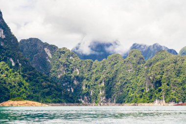 Ratchaprapha Barajı 'ndaki güzel dağlar Khao Sok Ulusal Parkı, Surat Thani Eyaleti, Tayland.