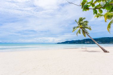 Egzotik Tropikal Cennet Kristal Berrak Turkuaz Mavi Okyanus Su Manzarası 'nda Sallanıyor