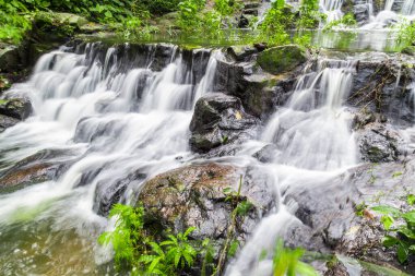 Namtok Samlan Ulusal Parkı 'nda küçük bir şelale. Tayland 'ın Saraburi bölgesinde güzel bir doğa.