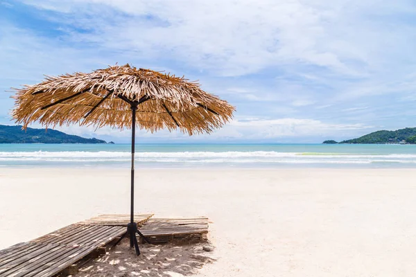 Sonnenschirm Aus Palmblättern Einem Perfekten Weißen Strand Vor Dem Meer — Stockfoto