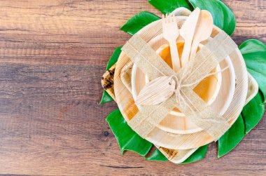 Kurutulmuş betel fındık yaprağı palmiyesinden yapılmış mutfak gereçleri, doğal malzeme. Yeşil ürün çevre dostu konsept.