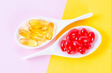 Balık yağı kapsülleri Koenzim Q10 kapsüllerini karşılaştırır. Ağlamayı önlemek için. İlaç ve ilaç konsepti.