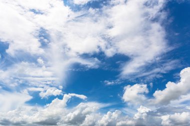 Küçük bulutlu mavi gökyüzü arkaplanı.