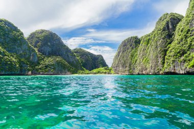 Tayland 'ın Phi phi adasındaki güzel tropik ada körfezi.