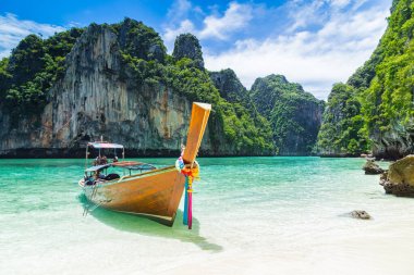 Tayland geleneksel uzun kuyruklu teknesi ve Tayland 'ın Phuket eyaletindeki güzel plaj..