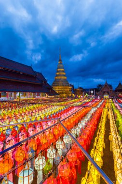 Wat Phra: Lamphun, Tayland 'da ışık festivali yapan Hariphunchai pagoda.
