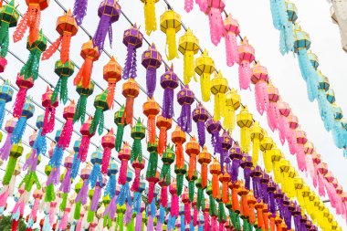 Wat Phra 'daki güzel fener Yeepeng Festivali Hariphunchai Lamphun, Tayland.