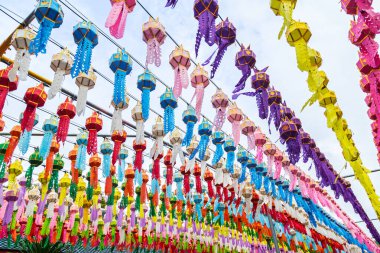 Wat Phra 'daki güzel fener Yeepeng Festivali Hariphunchai Lamphun, Tayland.