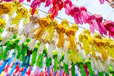 Wat Phra 'daki güzel fener Yeepeng Festivali Hariphunchai Lamphun, Tayland.