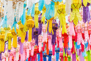 Wat Phra 'daki güzel fener Yeepeng Festivali Hariphunchai Lamphun, Tayland.