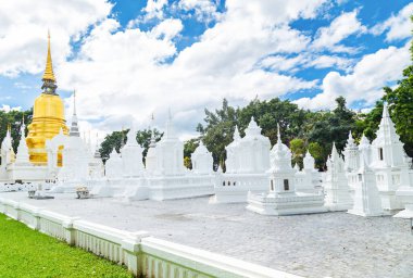Suan Dok Tapınağı, Wat Suan Dok (manastır) ve Chiang Mai, Tayland 'da mavi gökyüzü
