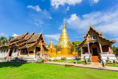 Chiangmai Tayland 'ın mavi gökyüzüyle Wat Phra Sing Tapınağı