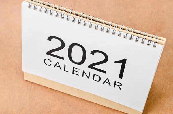 2021年日历台 供组织者在木制桌子上计划和提醒 — 图库照片