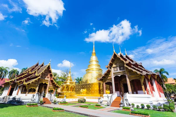 Chiangmai Tayland 'ın mavi gökyüzüyle Wat Phra Sing Tapınağı