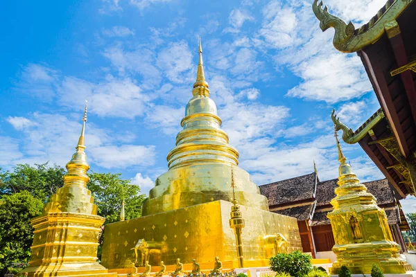 Hermosa Pagoda Dorada Con Cielo Azul Wat Phra Singh Chiang —  Fotos de Stock