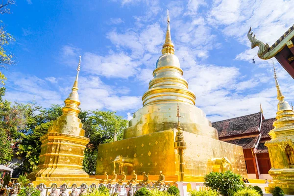 Belo Pagode Dourado Com Céu Azul Wat Phra Singh Chiang — Fotografia de Stock