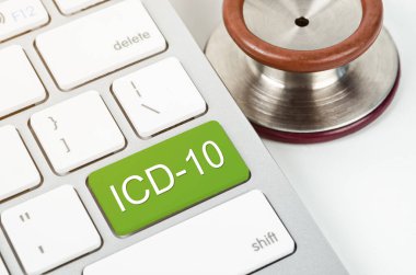 Uluslararası Hastalıklar Sınıflandırması ve İlgili Sağlık Sorunu 10. Revizyon veya ICD-10 ve bilgisayar klavyesinde steteskop.