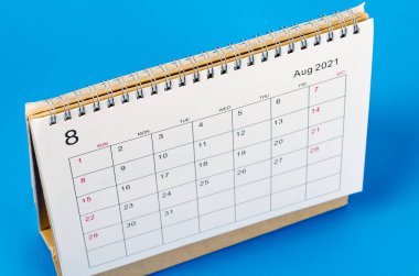 Mavi arkaplan üzerinde planlama ve hatırlatma için Ağustos 2021 Takvim masasını kapat.