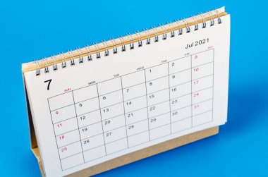 Mavi arkaplan üzerinde planlama ve hatırlatma için Temmuz 2021 Takvim masasını kapat.