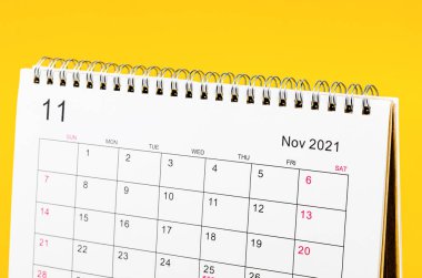 Sarı zemin üzerinde planlama ve hatırlatma için Kasım 2021 Takvim masasını kapat.